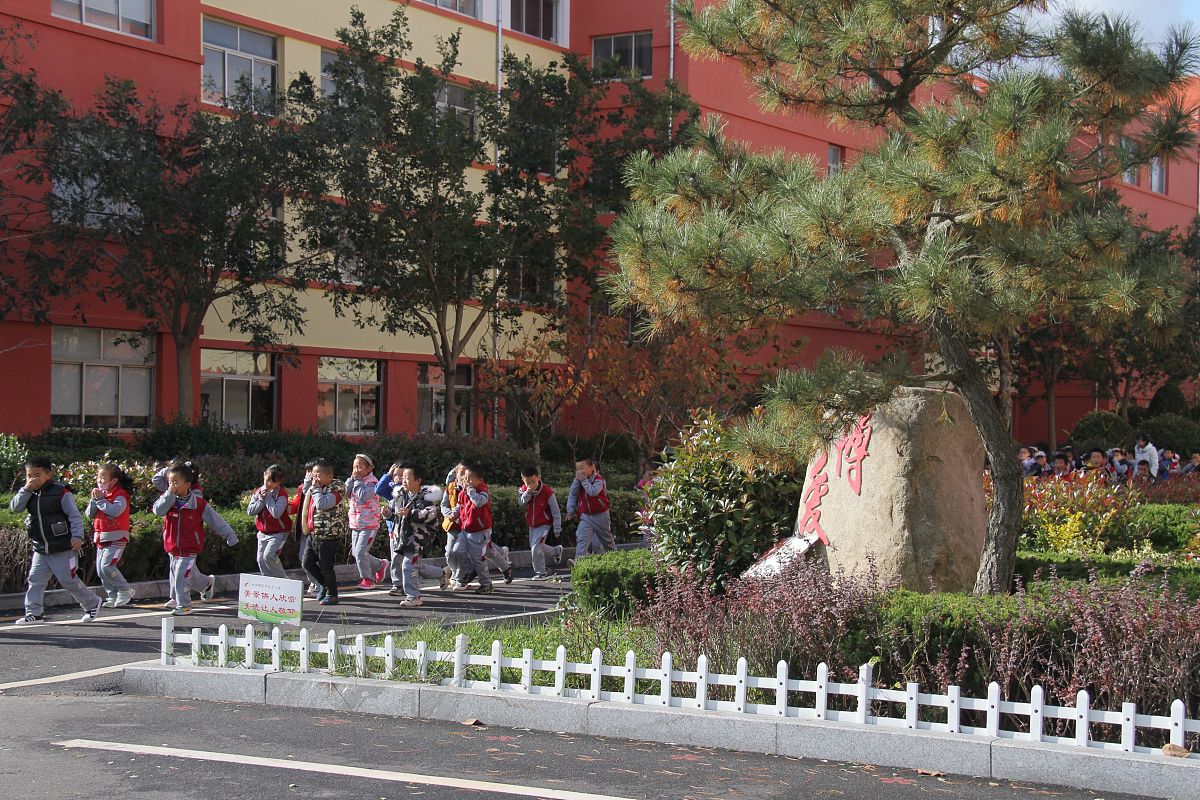 2021年11月8日,山东省威海市文登经济开发区小学举行消防安全疏散演练