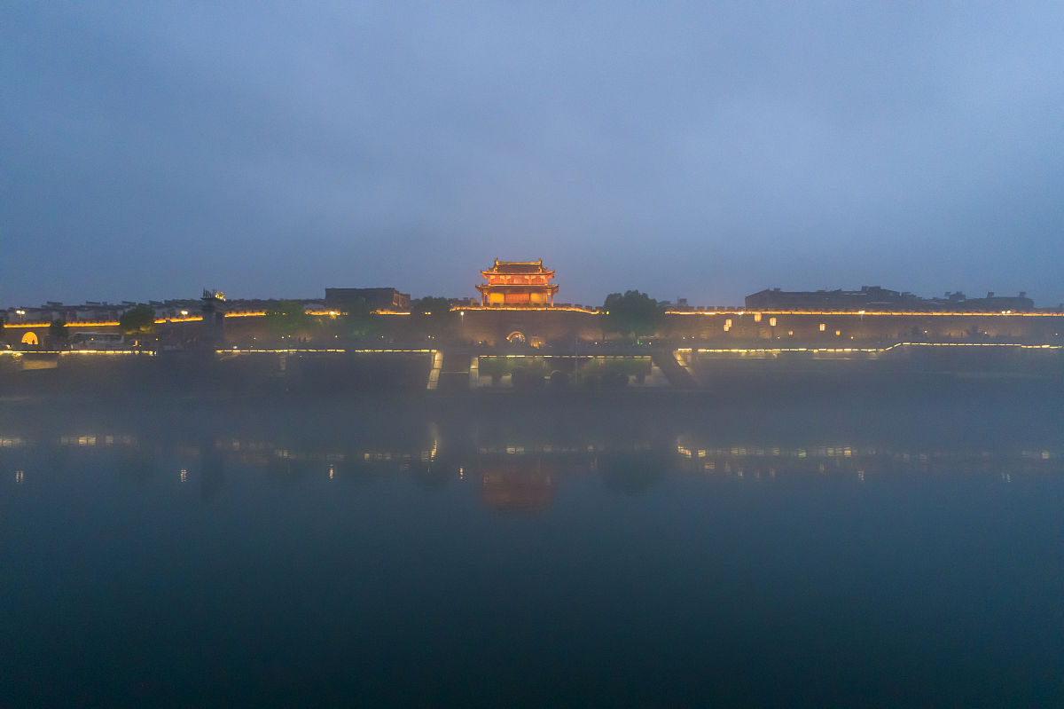 2021年5月14日下午,湖北襄阳,雨后的汉江涌起一阵阵洁白的雾气,在江面