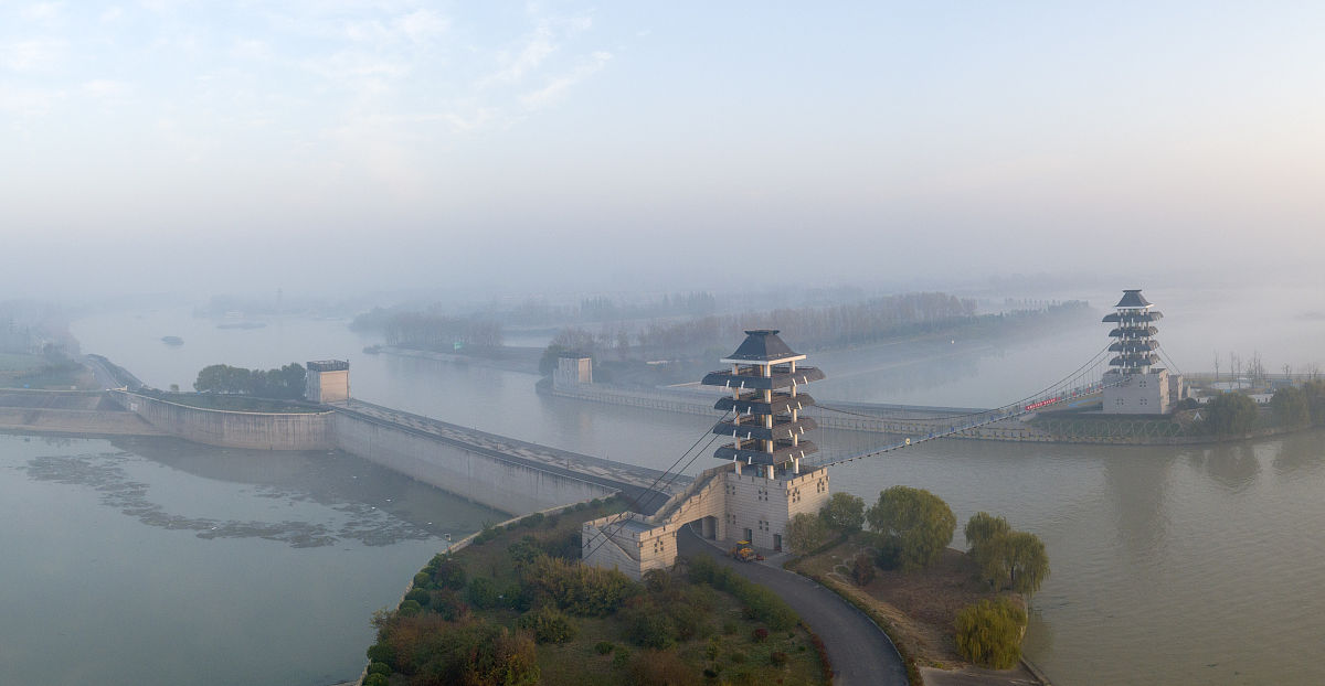 2021年11月19日凌晨,江苏省淮安市京杭大运河上的运输船舶.年末将至,