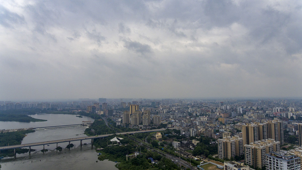 2020年10月12日,海南琼海,城市上空天色阴霾风雨欲来.
