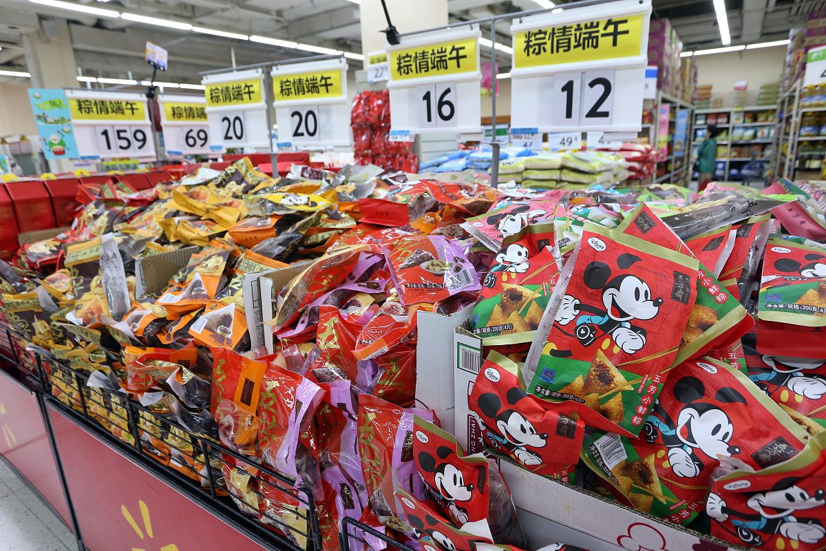2020年5月14日,南京,新街口的一大型超市的食品区,"端午专柜"吸引购物