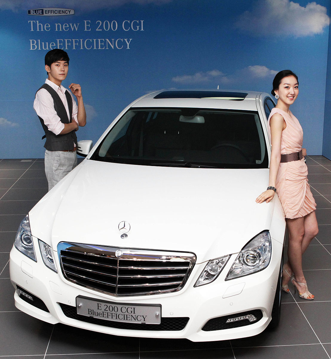 2010年6月7日,梅赛德斯-奔驰在韩国发布新c 200 cgi和新e 200 cgi汽车