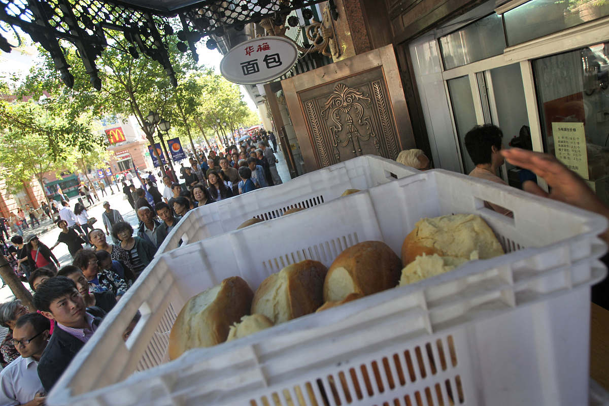 如果吃面包里面发现一个线头怎么办帮我用150字详细描述