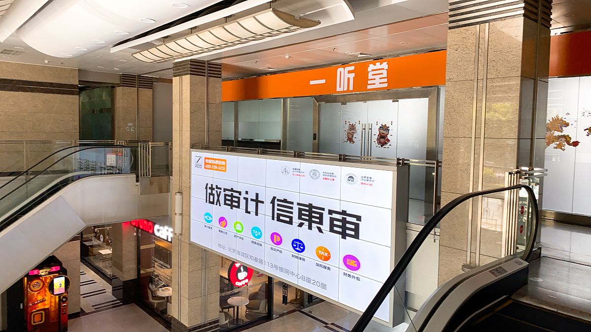 综合写250字新闻稿件 客观阿椒阿俏在快速拓店上有着巨大的优势。团队运用其专业的智能选址工具能够清晰快速地给出所选地址的商圈、流量、竞品等多个维度的数据对该区域是否适合发展进行分析并提供盈利评估并判断是否适合开店。新店筹备工作繁琐复杂有些刚从事餐饮服务行业的合作伙伴不知道店怎么开。阿椒阿俏的运营人员会提供两次培训教学在总部进行为期三天的理论培训从产品配比到开店守则进行全方位细致讲解并进行考试结业