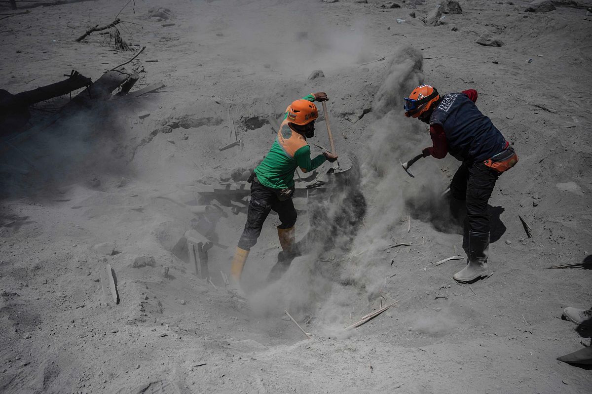 当地时间2021年12月7日,印尼东爪哇省,印尼塞梅鲁火山喷发,致死人数升