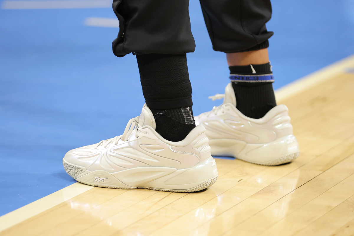 脚踝处偏肥大穿匹克哪个系列哪款跑步鞋200元人民币以内耐磨透气好看？