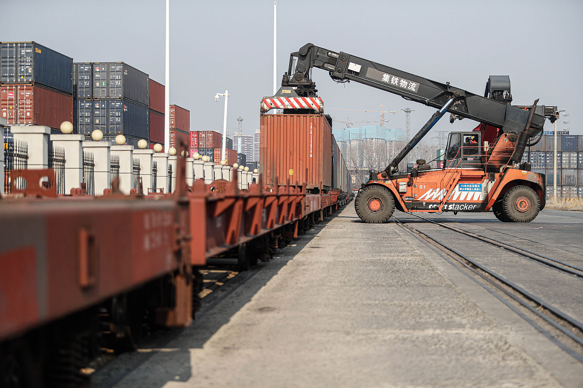 换一种说法下面这段话。且也要这么多字。目前，我国铁路集装箱运输的重要问题是运输设备的现代化水平相对较低，缺乏装卸搬运机械、专用车辆、处理站等设施。这不仅会影响装卸速度和效率，还容易造成标准箱损坏，增加运输成本。由于专用平车不足、集装箱场分布不合理等问题，集装箱专用车底的装备不足，影响了运输效率。目前，我国铁路集装箱较为单一，因为冷藏集装箱、干燥散装箱等数量严重不足，因此严重影响了运输质量与效率，制约了铁路与其他运输方式的发展。