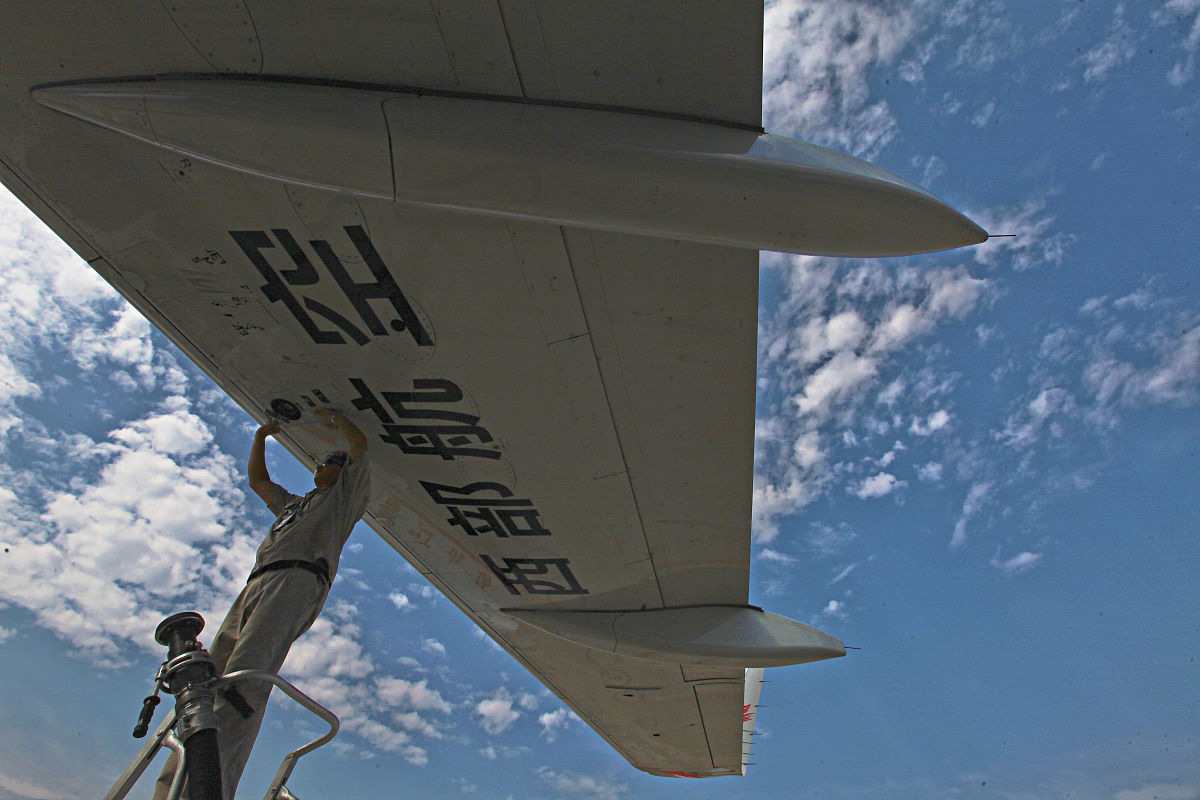 飞机起飞爬升导航：无线电、惯性与卫星系统解析
