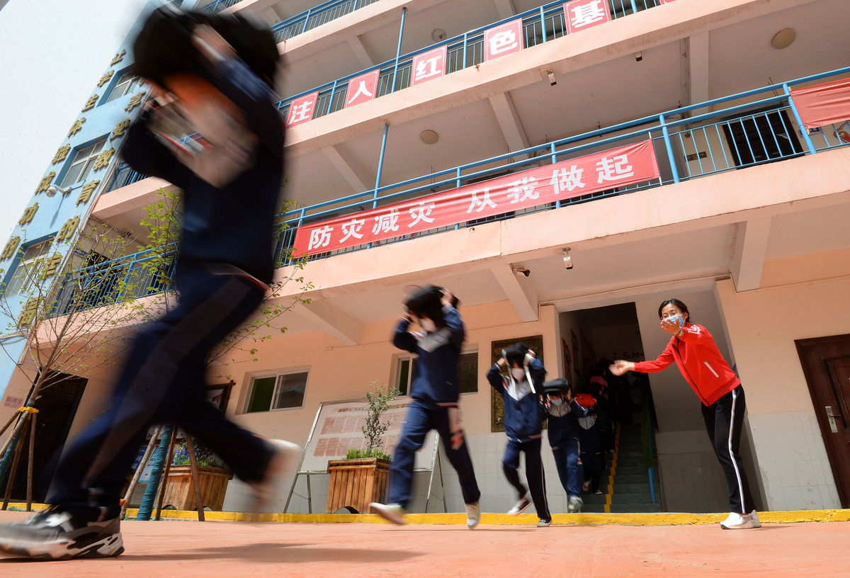 2020年5月12日,河北邯郸,邯山区滏河学校初中部的学生