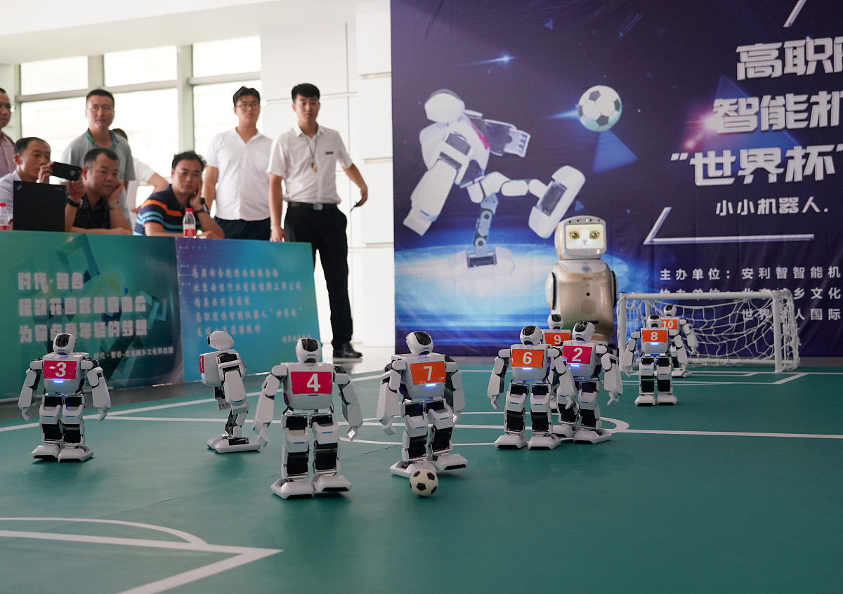 机器人踢足球人的体温控制十字路口的红路灯控制空调制冷这些过程中哪些是开环控制哪些是闭环控制？指出各控制系统的输入量和输出量