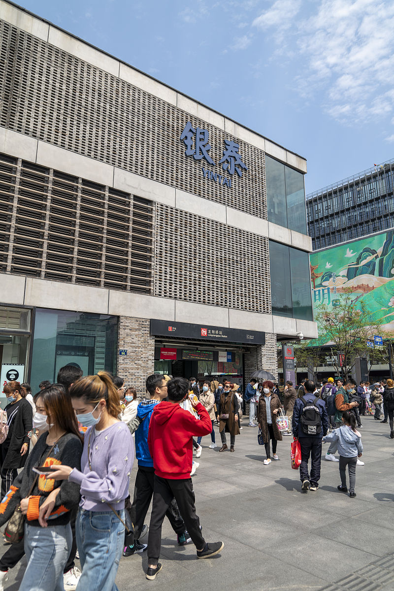 2021年4月5日,浙江杭州,清明假期最后一天游客市民逛街购物,游客市民