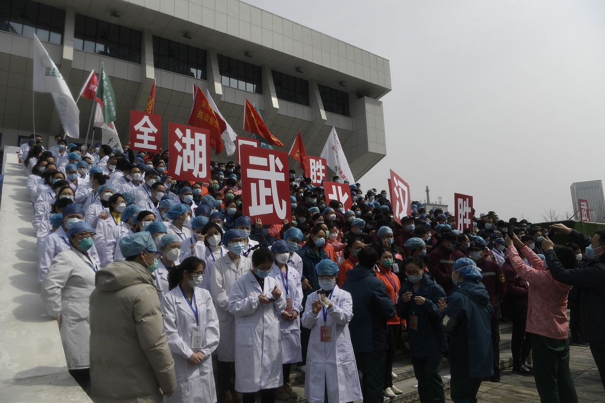 一万五千字文章关于三年伟大抗疫斗争 为什么说疫情是全人类共同的灾难防控疫情是全人类共同面临的难题？ 中国三年抗疫取得哪些伟大成就？对人类作出哪些巨大贡献？ 如何全面理解中国疫情防控策略的重大调整？ 如何理性对待关于疫情防控的不同声音？