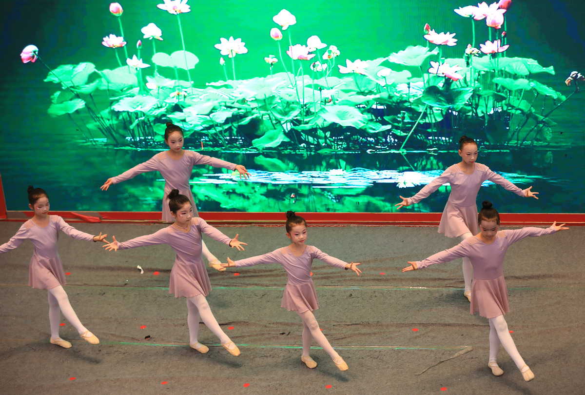 天水卫校学校舞蹈表演视频 - 尽显青春活力