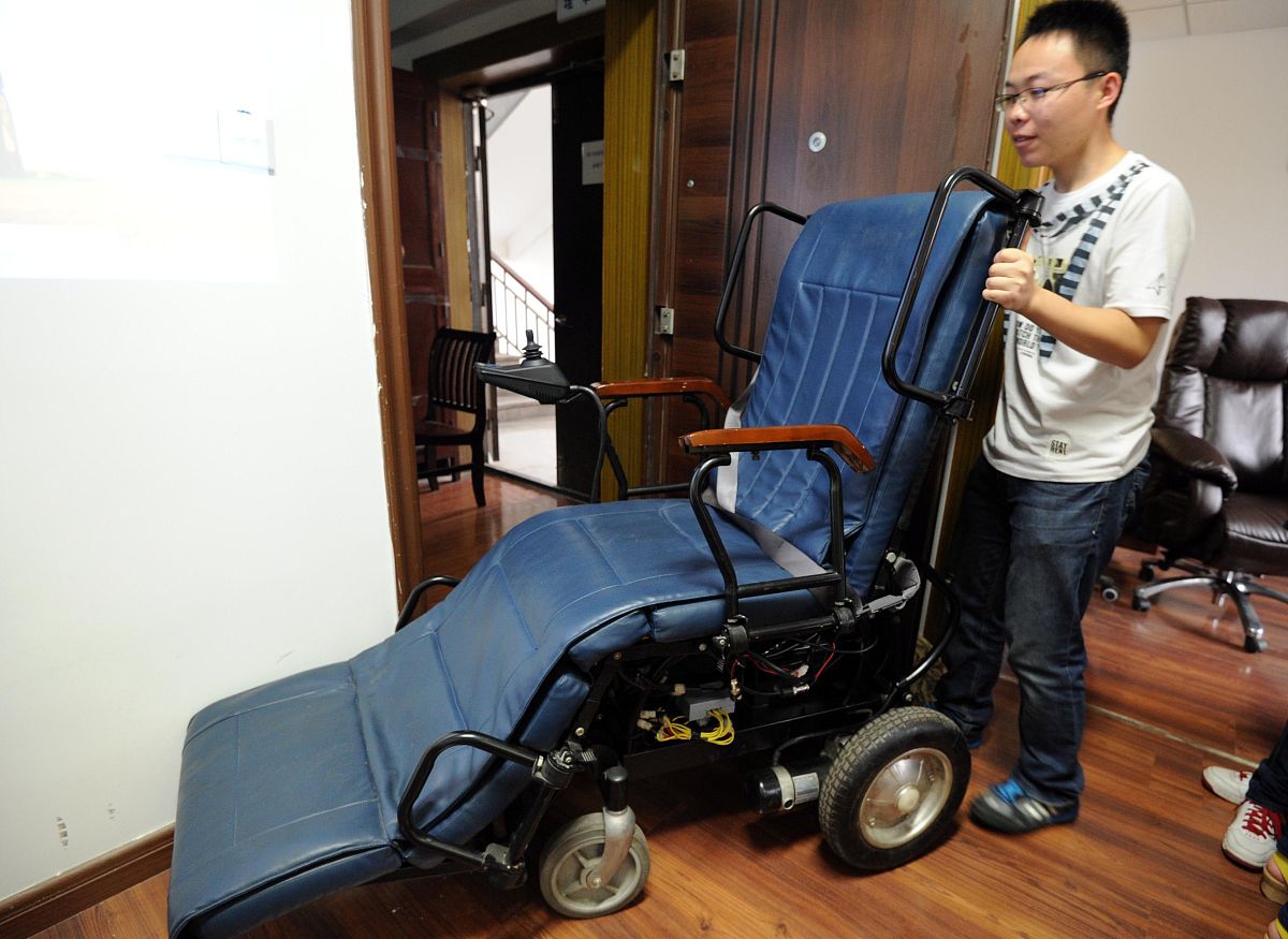 轮椅辅助装置：无需抓握，自动带动稳定运动