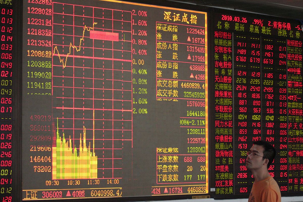 2010年3月26日,海南海口,投资者在一家证券营业部关注股市行情.