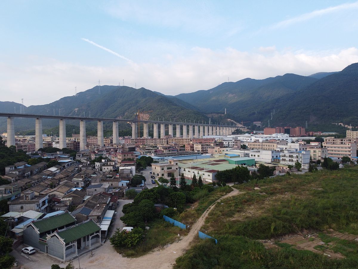2020年10月17日,广东省东莞市清溪镇,正在建设中的赣深高铁.