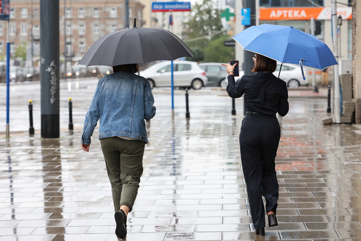 描写一个女人因为淋过雨所以要给人撑伞100字以内写得走心一点