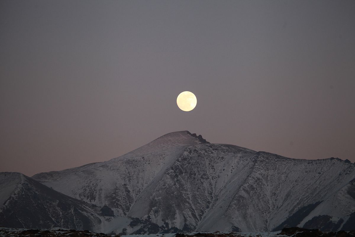 2019年1月20日,新疆哈密西山乡,农历腊月十五,大寒节气,满月从天山升