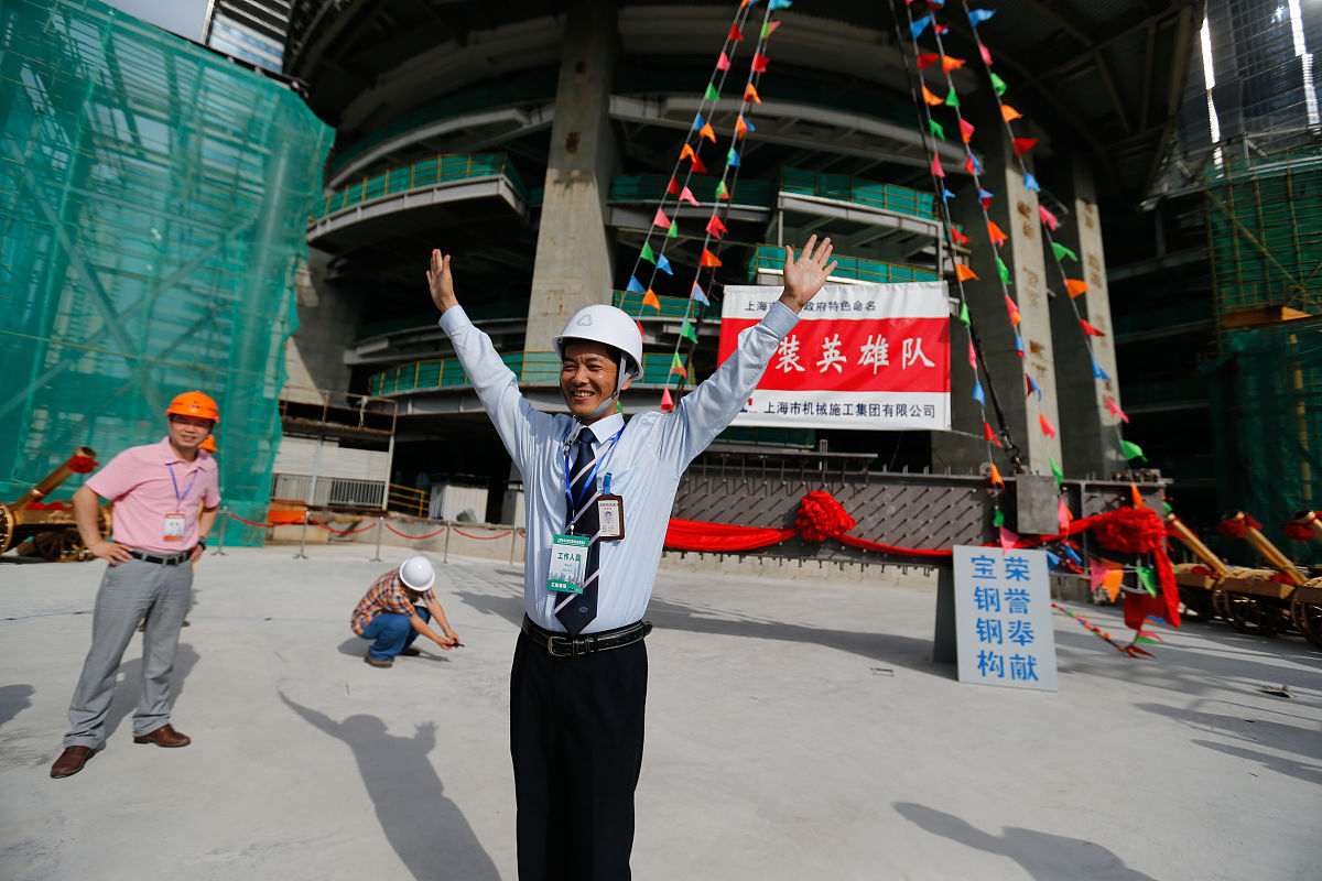 2013年8月3日,上海,上海市机械施工集团有限公司的工人们正在为钢梁挂