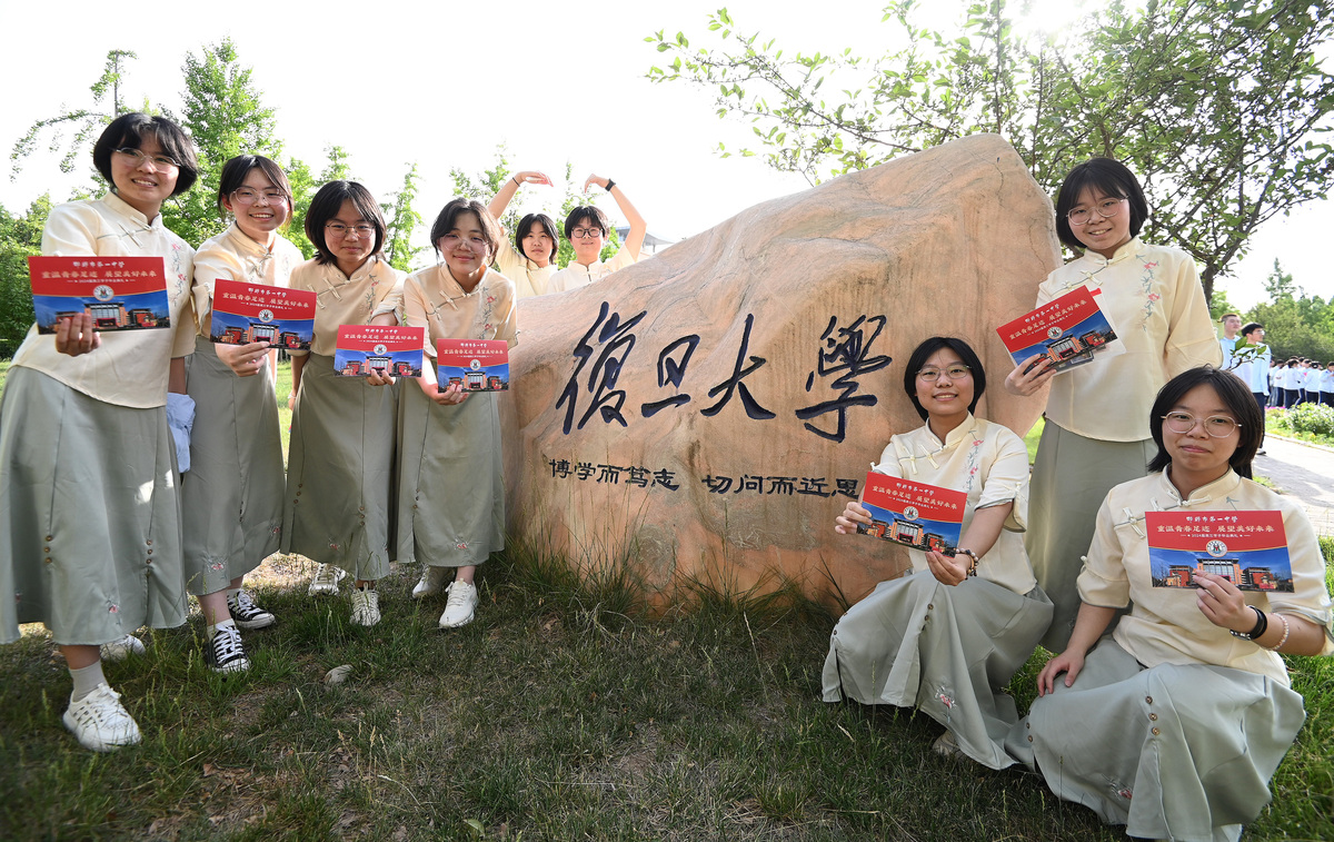 2024年5月26日,河北邯郸,第一中学的高三学子在校园内