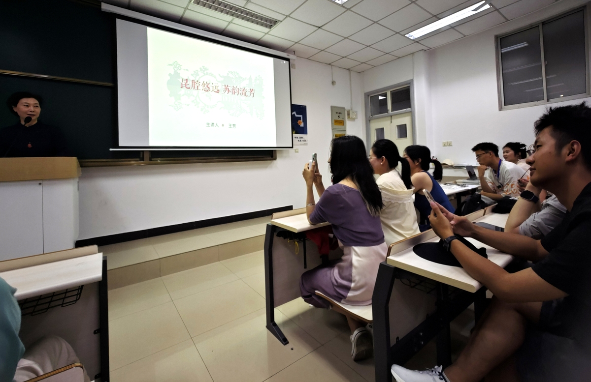 汉语言文学(师范)专业人才培养目标：全面发展，胜任中小学教育和文化领域工作