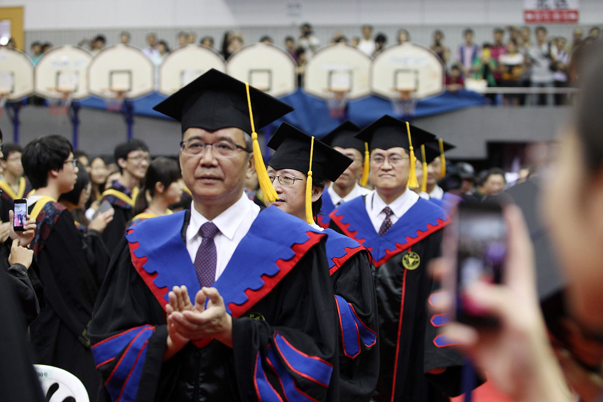 用比较正式的话把这段文字翻译成中文：Thanks so much for sharing that very very impressive I really admire your experience as an international lawyer Hope to learn more from you in the future I am currently on a US-China