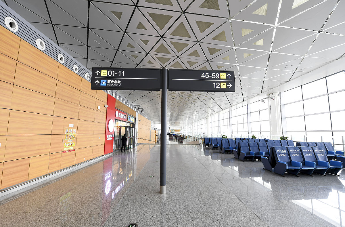 南昌站a4检票口上二楼往哪边走帮我用200字详细描述