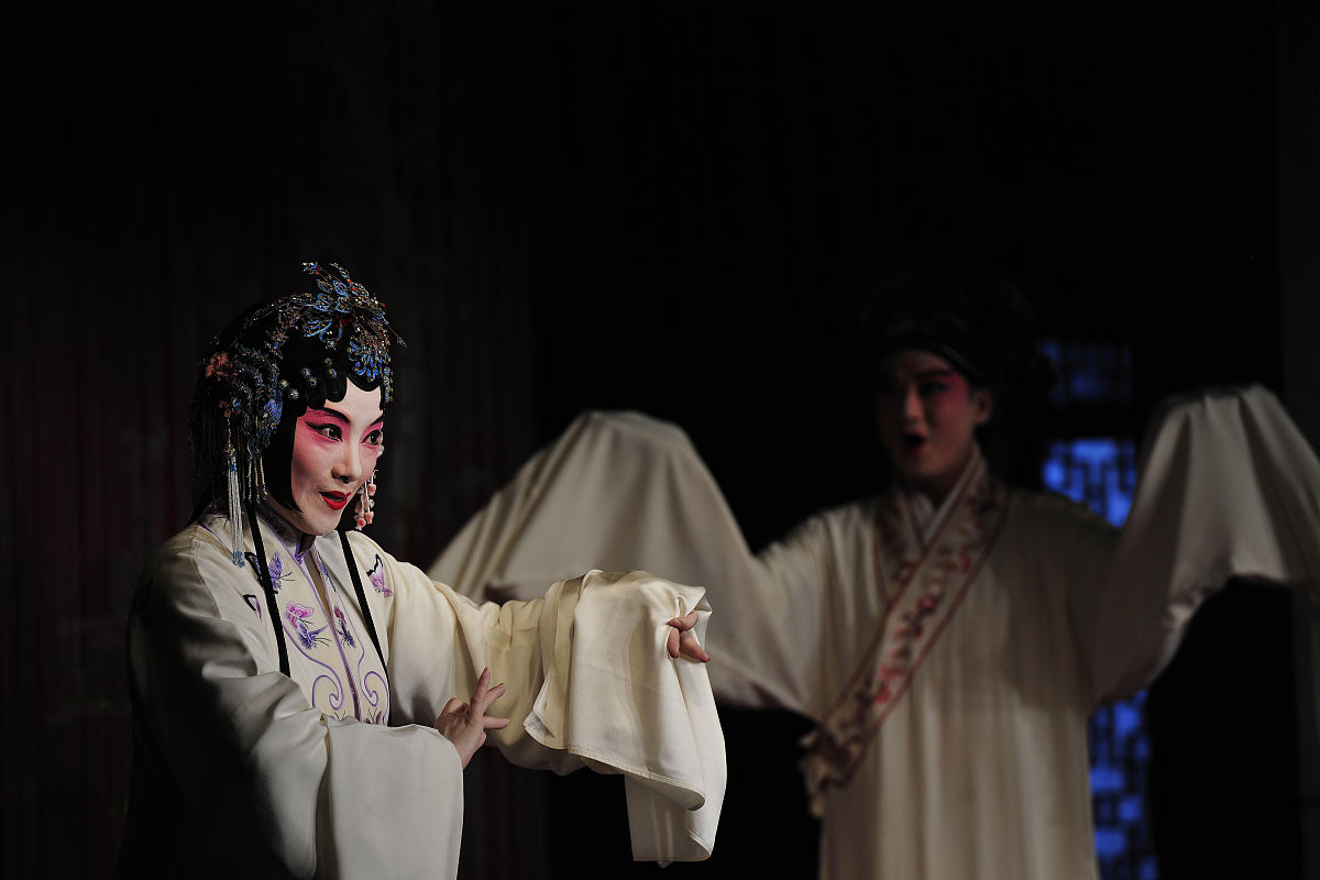 2017年5月21日,苏州市昆剧院小剧场里昆剧演员进行昆曲表演.