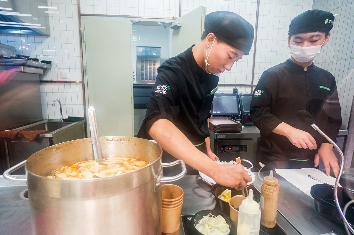 2018年7月7日,广东广州,超级物种超市现场熟食烹饪区.