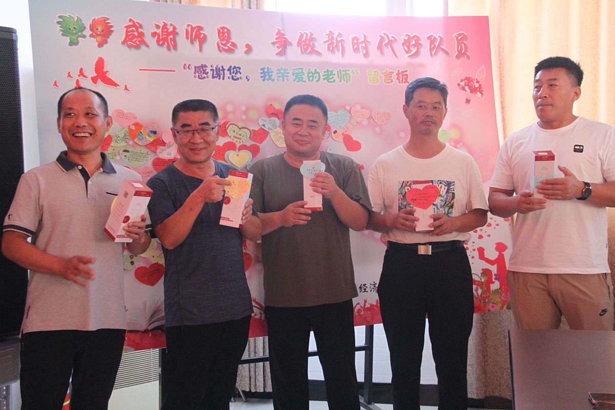 帮我构思一项主持流程并且写一篇主持稿要求如下：主题是：黄家月东兴销售团队交流会。第一邀请东兴总经商黄雯女士致词讲话5分钟内；第二乐队演出中间穿插抽奖活动；最后嘉宾分享交流对今年行情看法或对销售工作提出建议。整体围绕黄家月月饼来写。