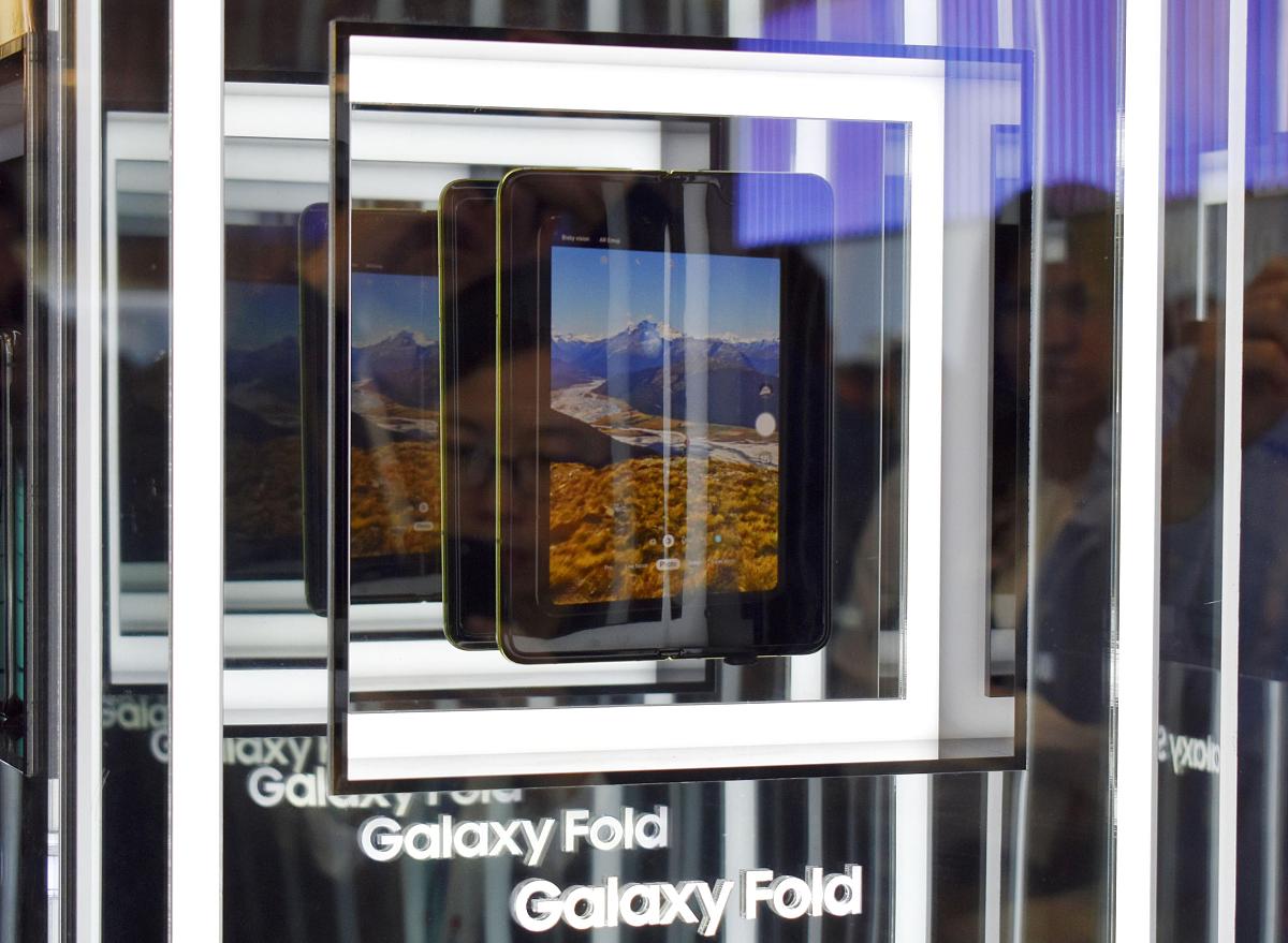 当地时间2019年2月25日,西班牙巴塞罗那,三星折叠屏手机galaxy fold在