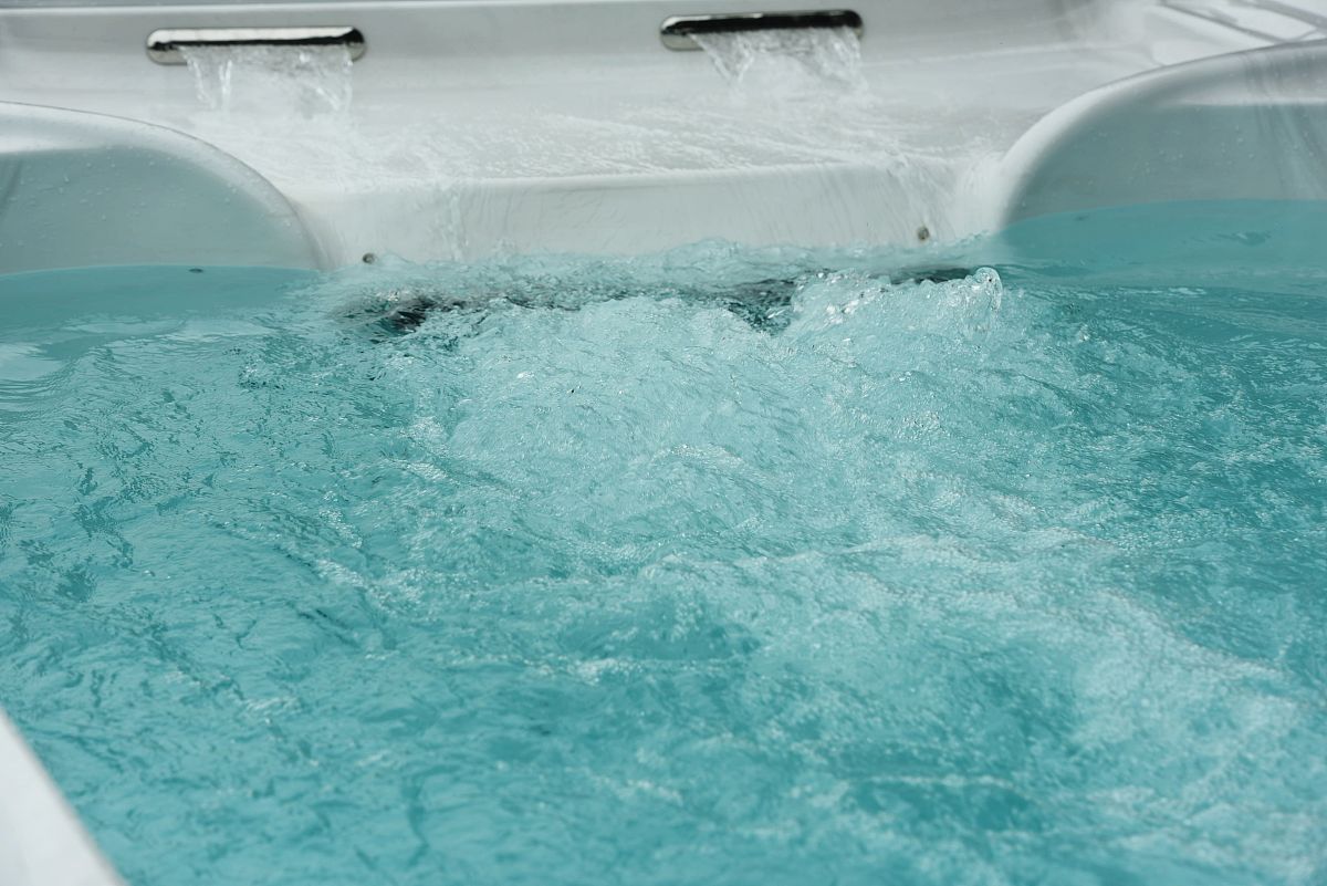 游泳池里撒的粉是什么