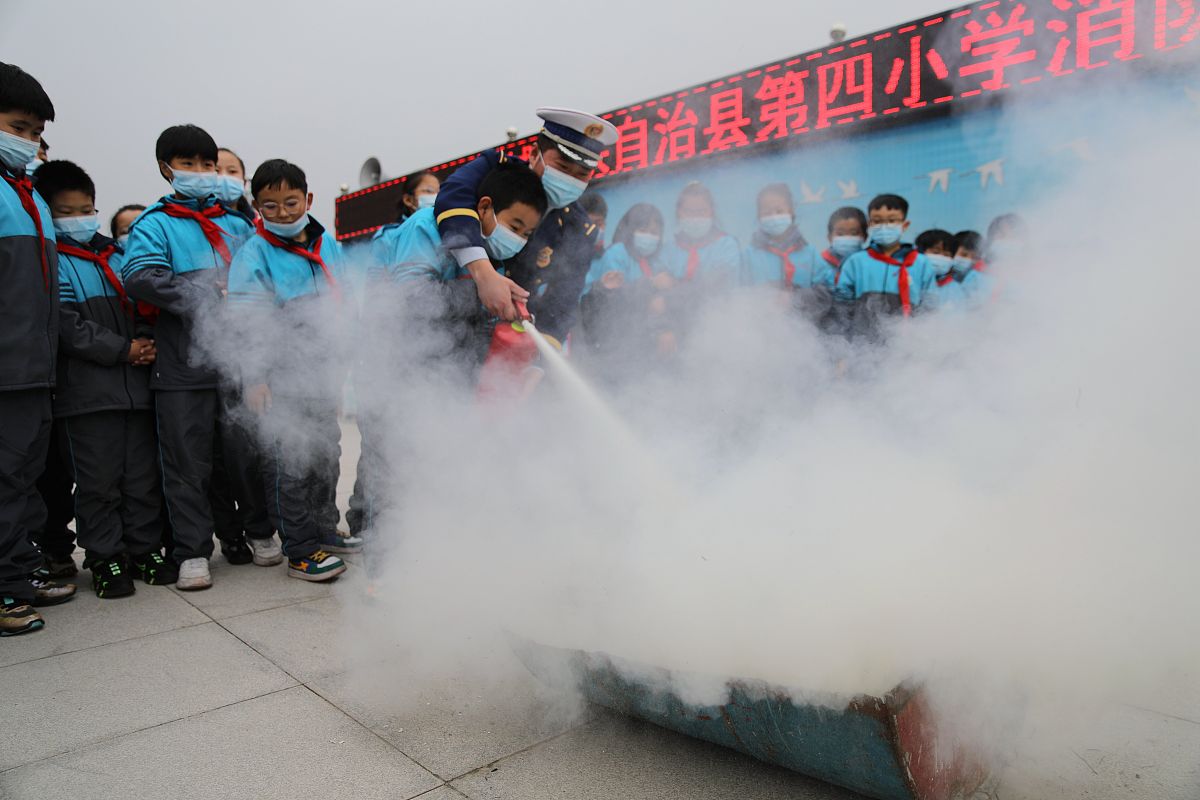 2021年11月2日,在河北承德市宽城满族自治县第四小学,学生在消防救援