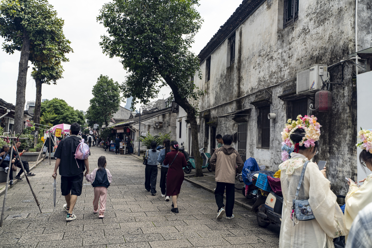 箍桶巷位于南京秦淮区中华门以东长乐路中段以南,明朝时沈万三家的