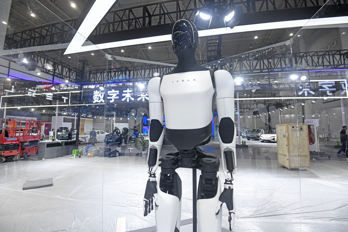 马斯克坚决对立加征关税 特斯拉2030年机器人产能曝光
