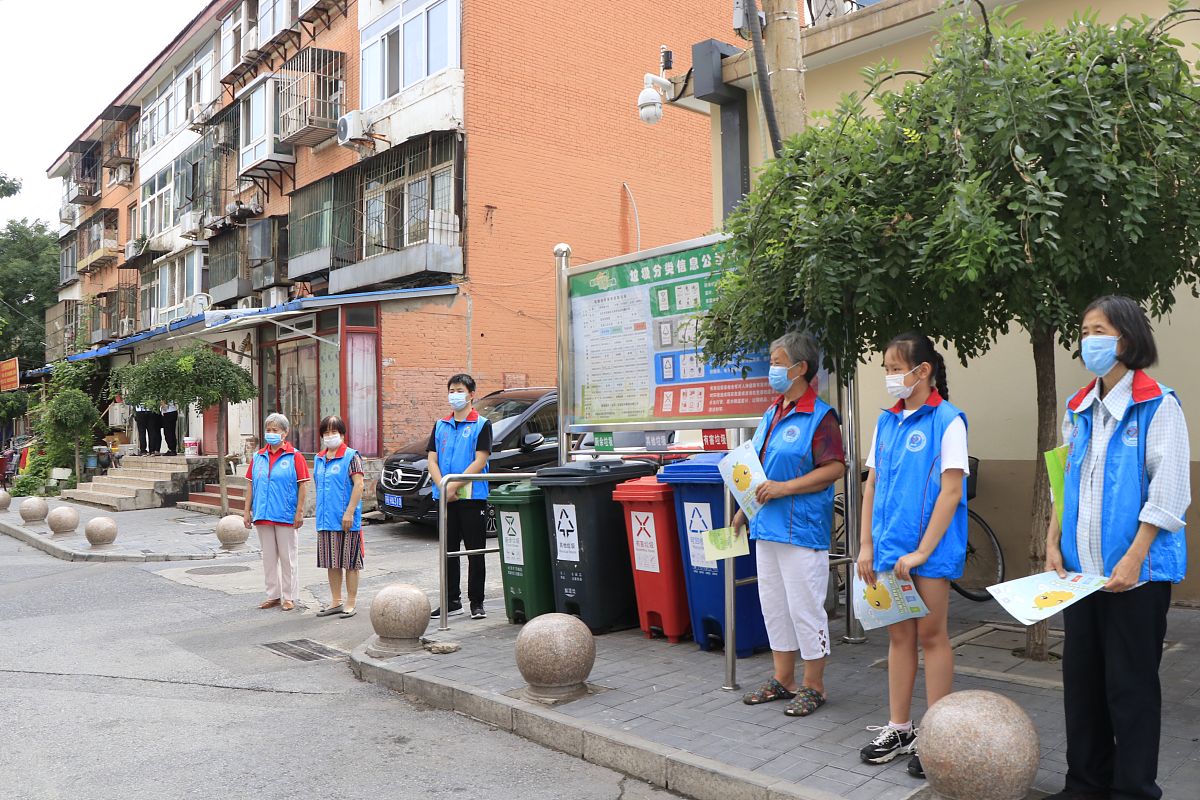 你是一名大三的学生在暑假参加了志愿服务团队前往多个社区和学校。在活动中就垃圾分类和溺水知识点就行传播。请写3000的实践报告。 你是一名大三的学生在暑假参加了志愿服务团队前往多个社区和学校。在活动中就垃圾分类和溺水知识点就行传播。请写3000的实践报告。