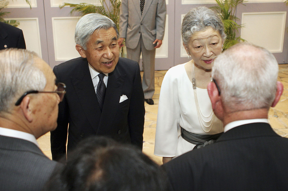 2005年6月27日,北马里亚纳群岛,塞班岛,日本天皇明仁和皇后美智子抵达