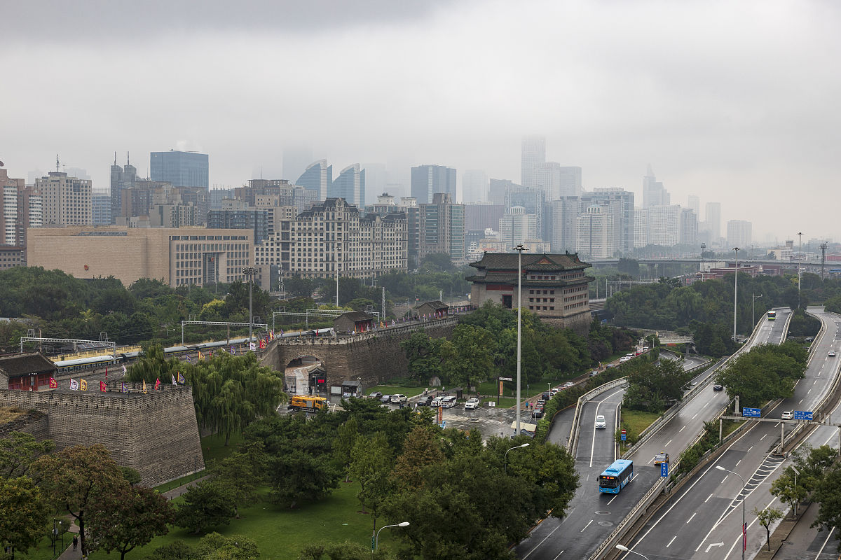2021年9月26日,北京连续阴雨天气,国贸cbd区域在云雾中若隐若现,宛如