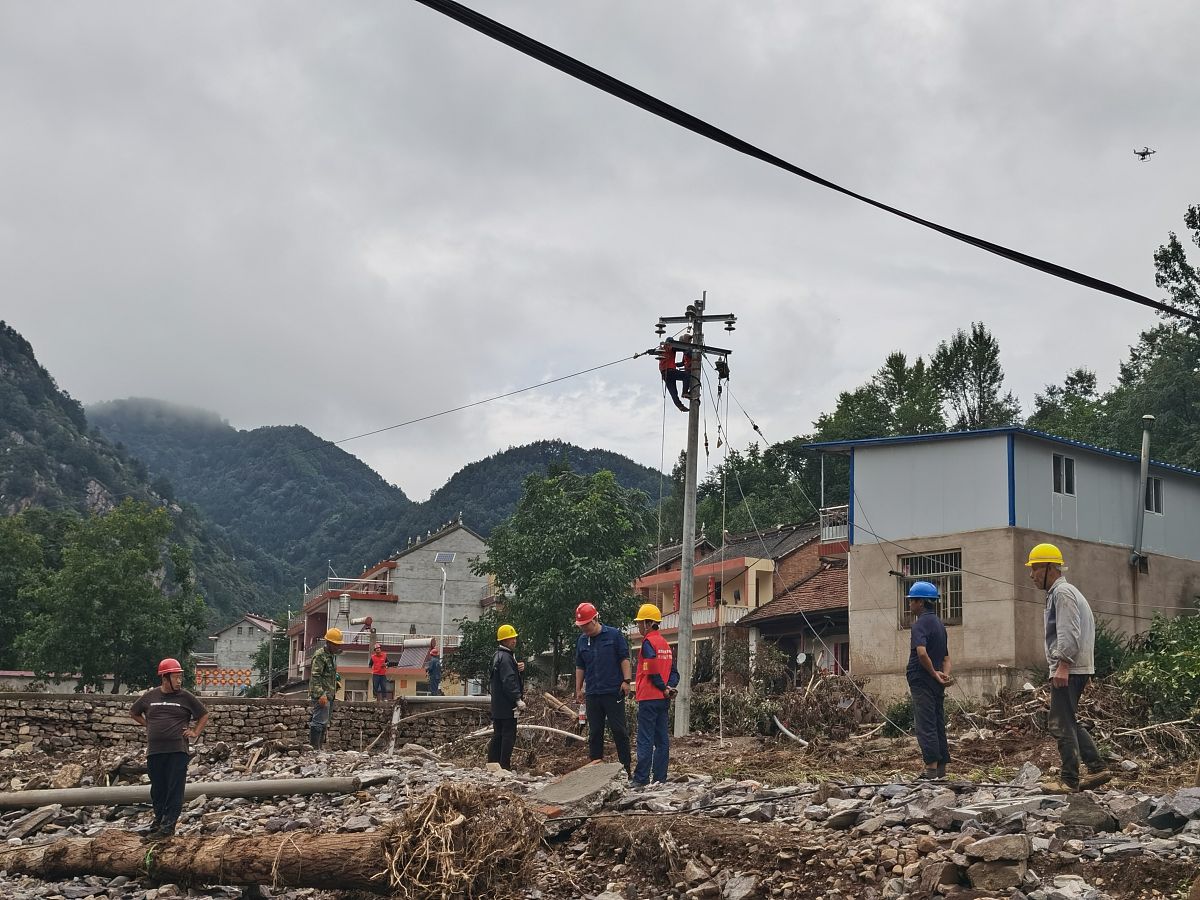 因此对于偏远山区的医疗点配置和道路维修问题应该采取积极有效的措施进行解决。在医疗点配置方面可以加大对于偏远山区的医疗资源投入增加医疗设施和医疗人员的数量提升医疗服务水平。在道路维修方面可以加大对于道路建设和维修的投入力度加强对于偏远山区的基础设施建设保障道路的安全和可靠性。编程论文设计思路800字