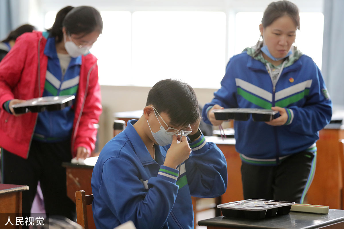 初中生近视300度可以读重庆航空专业学校吗