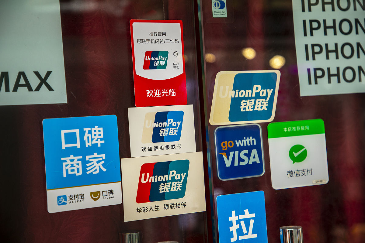 2021年2月19日,上海,一门店贴有多种网络支付方式,微信支付,支付宝支