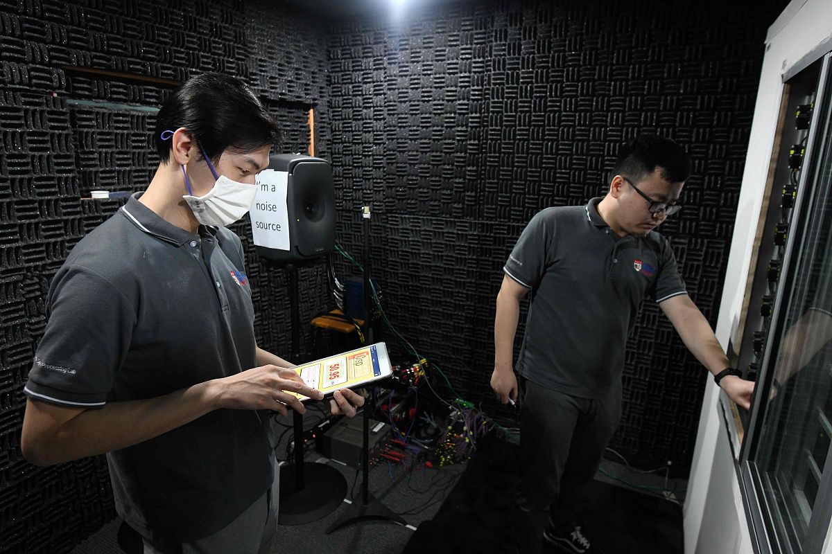 当地时间2020年9月8日,新加坡,南洋理工大学的一名研究员在检查通过一