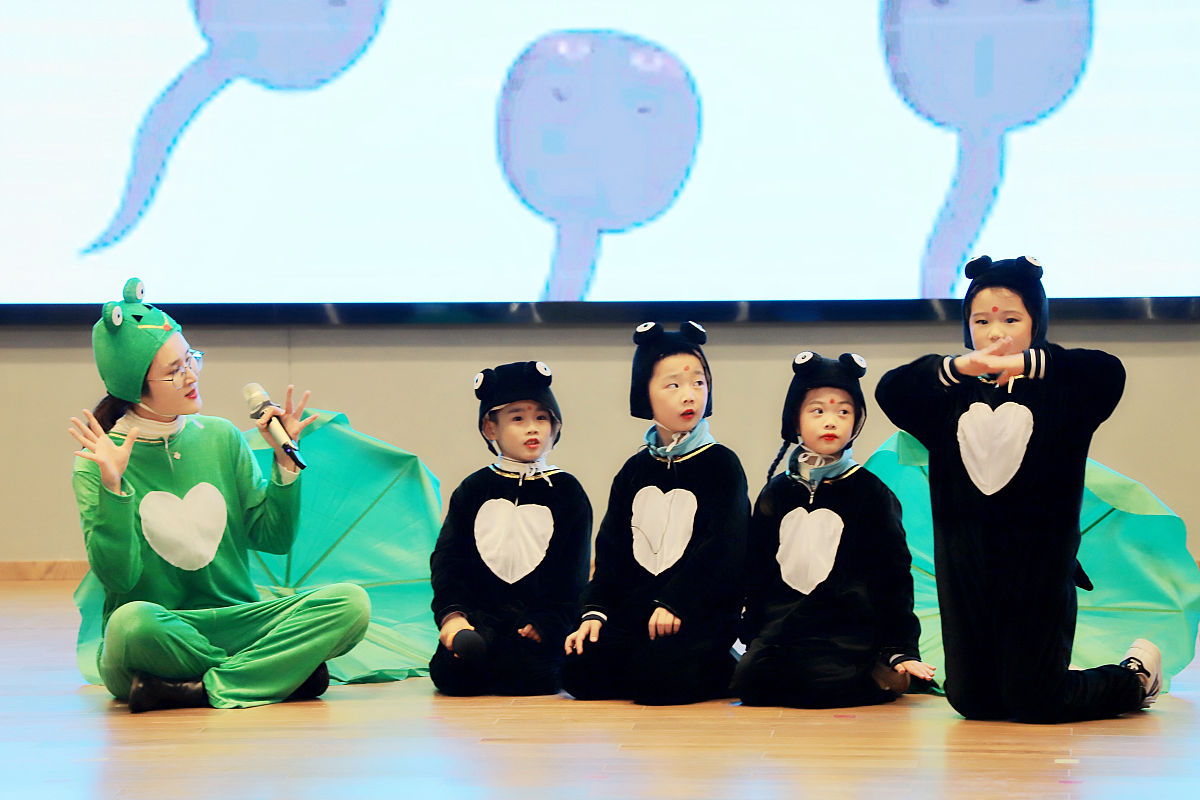 情景剧模板情景剧模板题目：_____________________________演出时间：__________________________演员：_____________________________情节：场景一：________________________________________________________角色：_____________________________