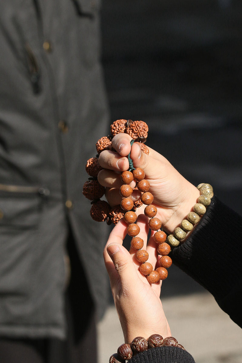 我今年26岁没有多少钱喜欢玩便宜的文玩是一名文玩博主帮我写一份关于我的简介