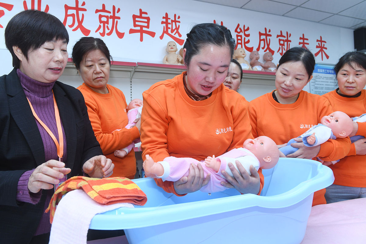广东月嫂火娇姐：85后宝妈的贴心选择，照顾宝宝和产妇样样精通
