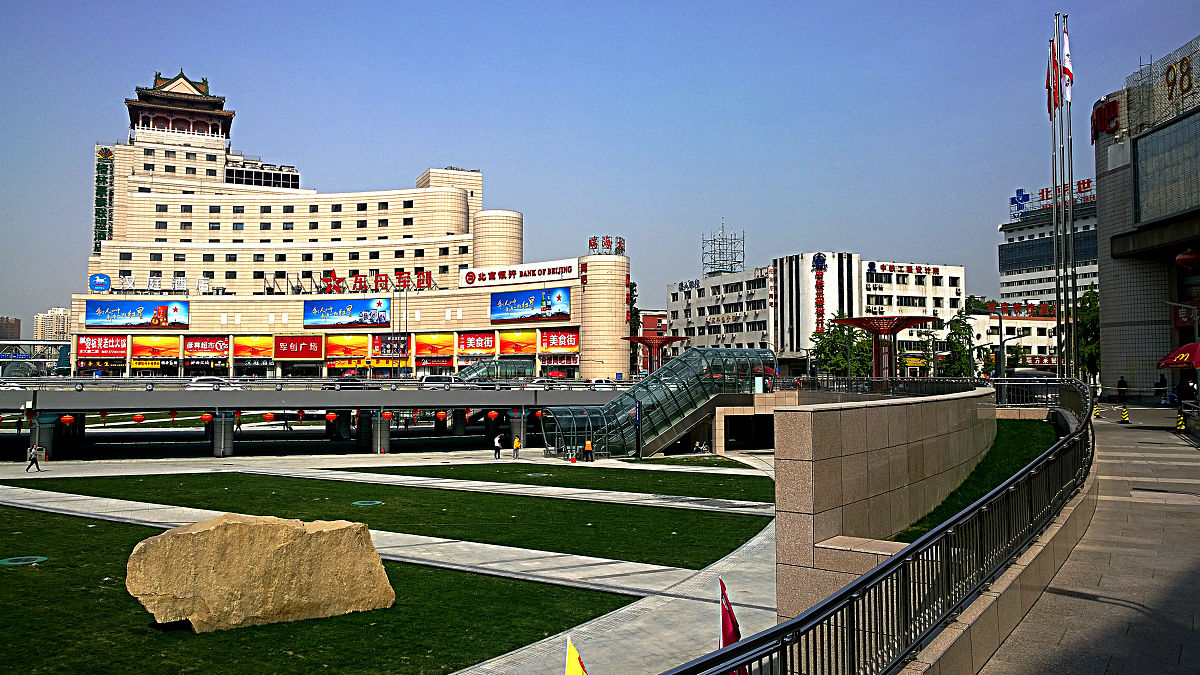 2017年4月30日,北京西站地区北部下沉广场已具备正常通行条件,"五一"