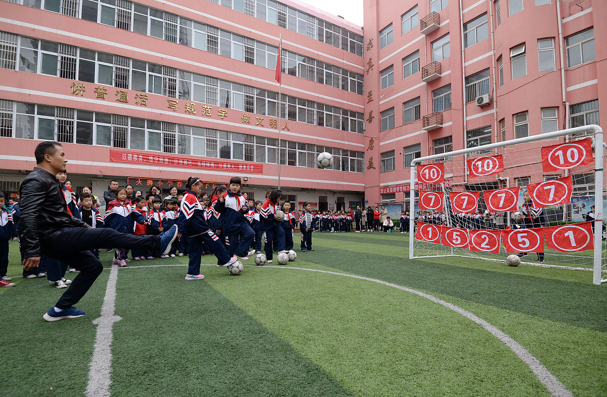 2019年4月12日,河北邯郸,火磨小学的一名学生家长在进行射门比赛.