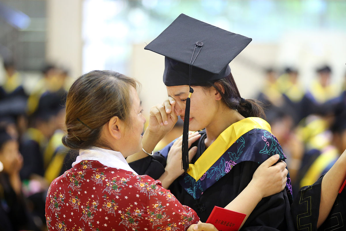 请续写：一次次耐心的解答饱含着毕业生对在读师弟师妹的关爱与期望；一声声真挚的感谢流露出在读硕士生对毕业师兄师姐的不舍与
