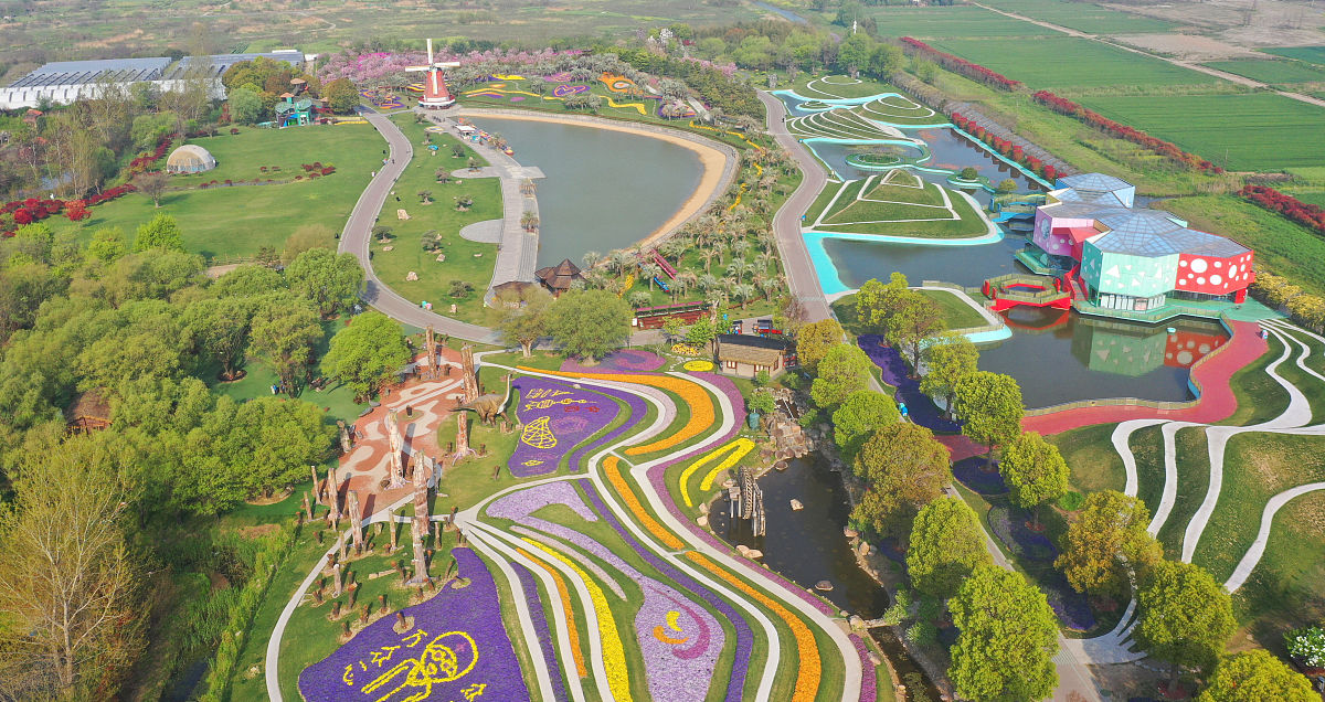 我是抖音旅游博主需要发一个视频。景点成都新都区漫画庄园文案用诗情画意的方式描述