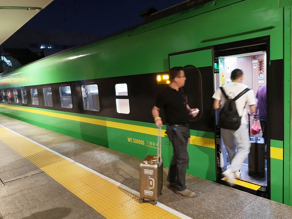 2019年5月21日,杭州站,杭州发北京的夕发朝至列车绿色复兴号——"绿巨